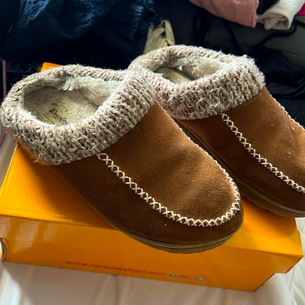 Women’s Dearfoams Slippers, size M; 7-8
